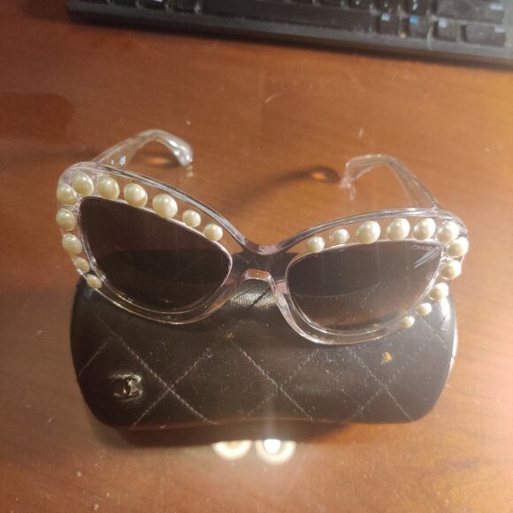 Chanel pearl sunglasses New with case